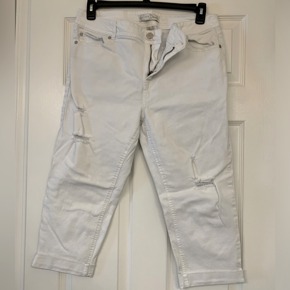 Distressed capris